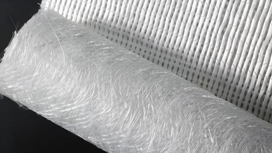 Многоосевой сшитый стекловолоконный композиционный мат с улучшенной совместимостью с смолами и химической и термической стойкостью